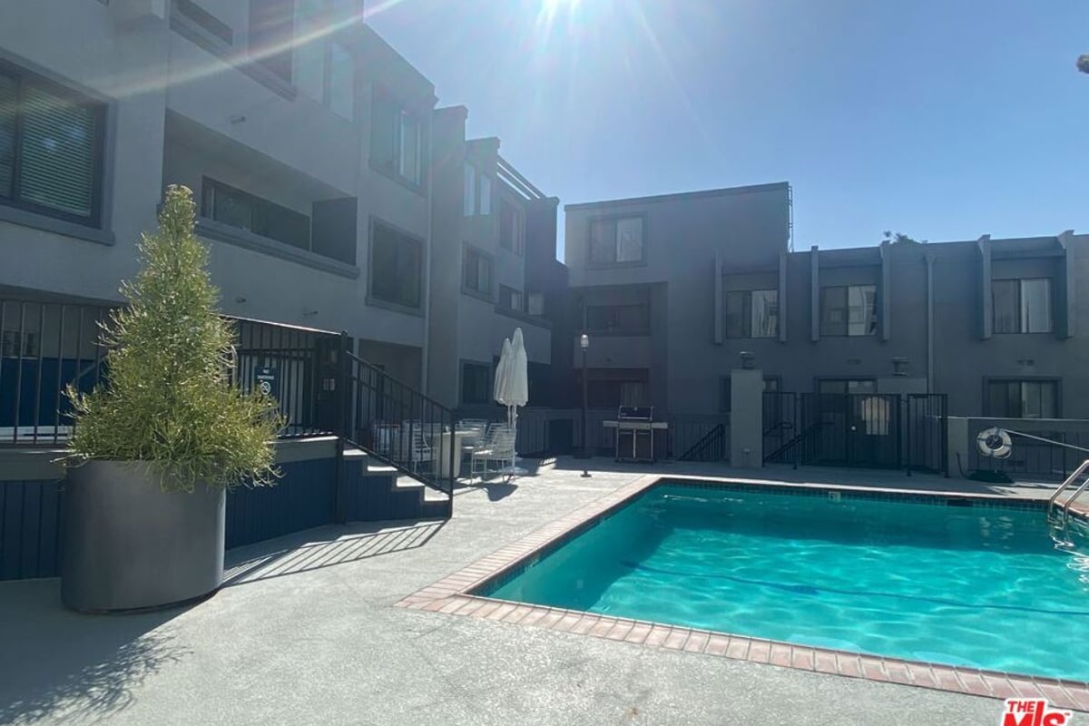 1940 N Highland Avenue 44, Los Angeles, CA 90068 — photo 1 of 10