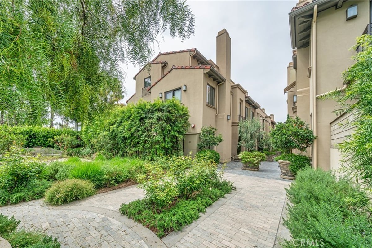 823 S Bundy Drive 110, Los Angeles, CA 90049 — photo 1 of 48