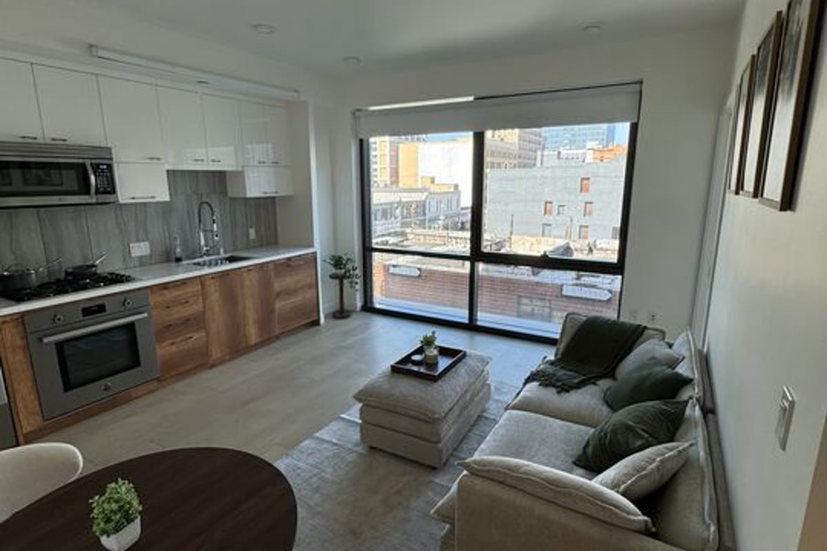 400 S Broadway 502, Los Angeles, CA 90013 — photo 1 of 21