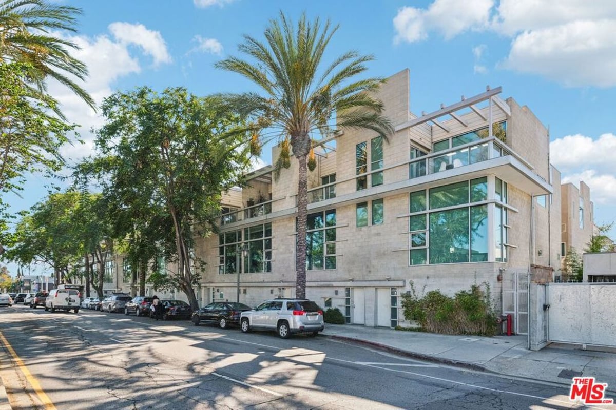 717 N Highland Avenue 13, Los Angeles, CA 90038 — photo 1 of 46