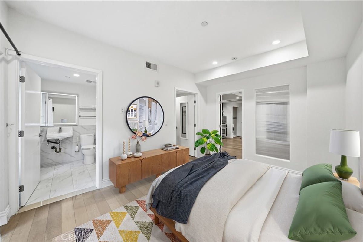 2939 Leeward Avenue 311, Los Angeles, CA 90005 — photo 1 of 27