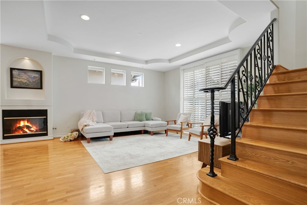 10623 Moorpark Street 1, Toluca Lake, CA 91602 — photo 1 of 35