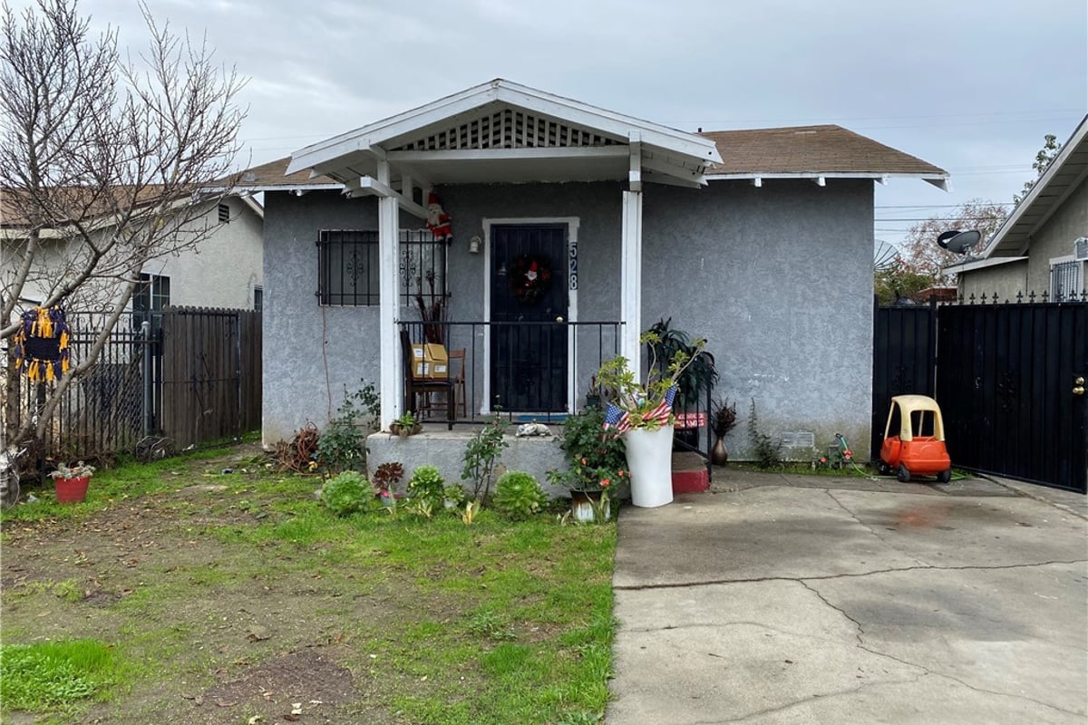 528 W 107th, Los Angeles, CA 90044 — photo 1 of 4