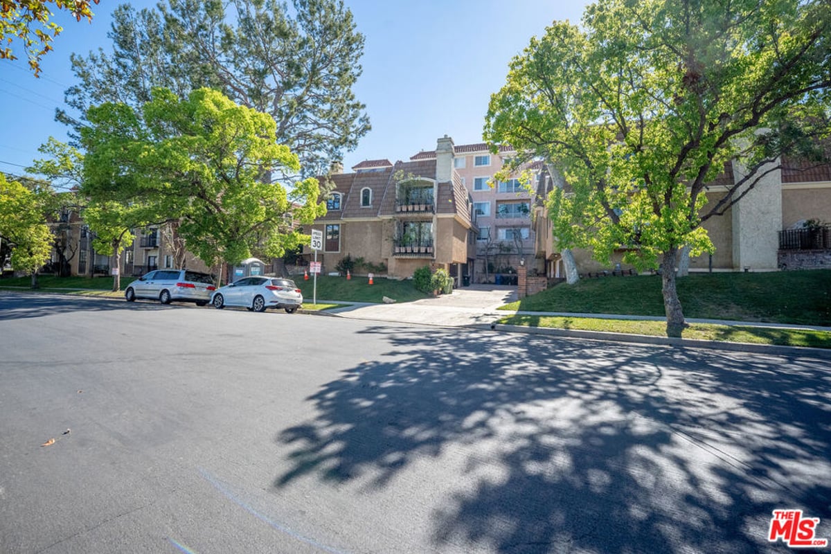4368 W 8th Street 17, Los Angeles, CA 90005 — photo 1 of 46