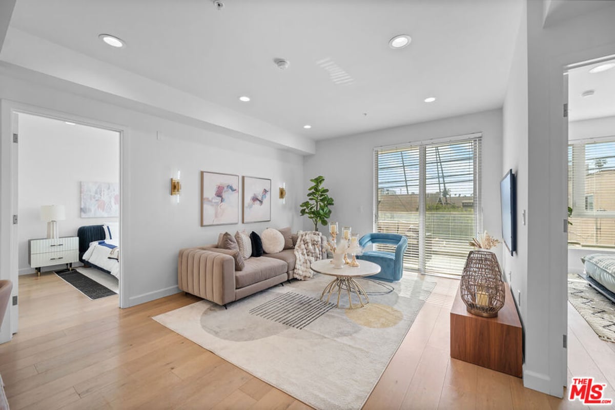 105 S Mariposa Avenue 204, Los Angeles, CA 90004 — photo 1 of 47