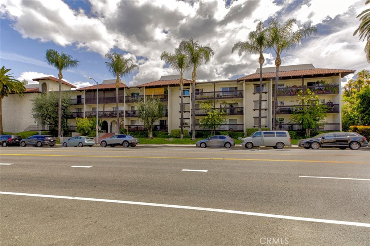5334 Lindley Avenue 337, Encino, CA 91316 — photo 1 of 43