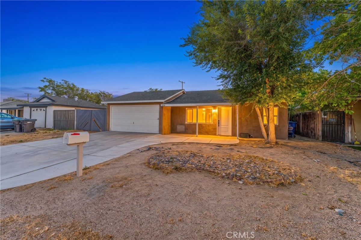 232 E Avenue P5, Palmdale, CA 93550 — photo 1 of 33