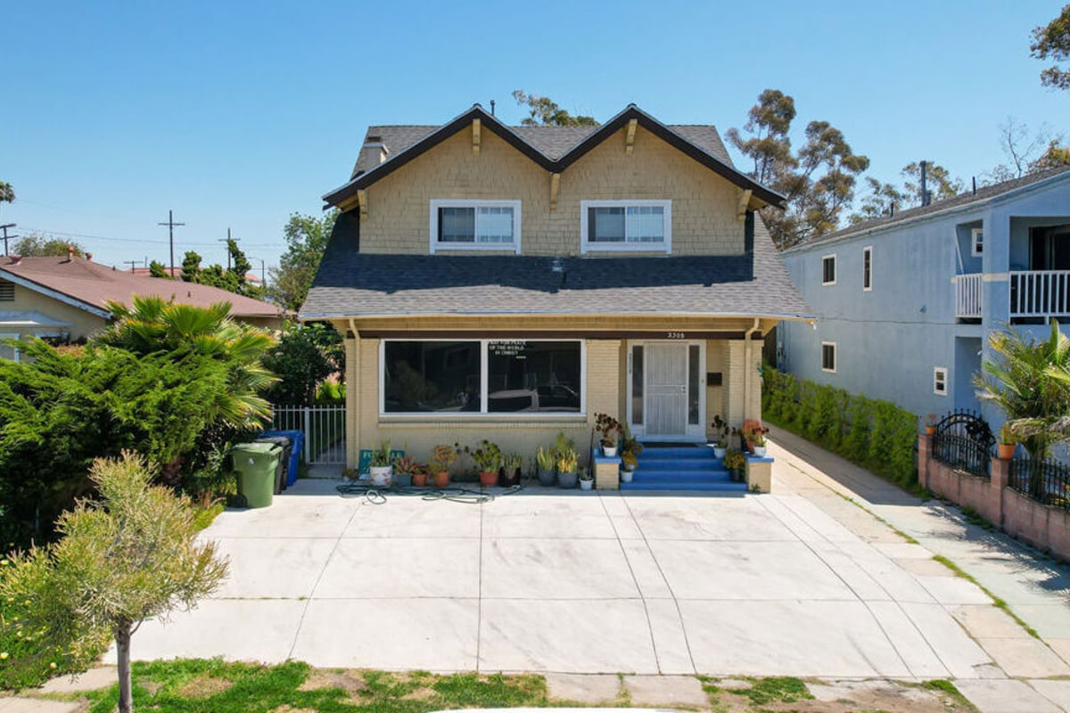 2308 11th Avenue, Los Angeles, CA 90018 — photo 1 of 23