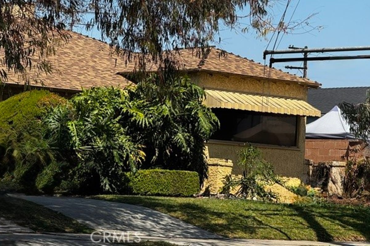10815 S Hoover, Los Angeles, CA 90044 — photo 1 of 2