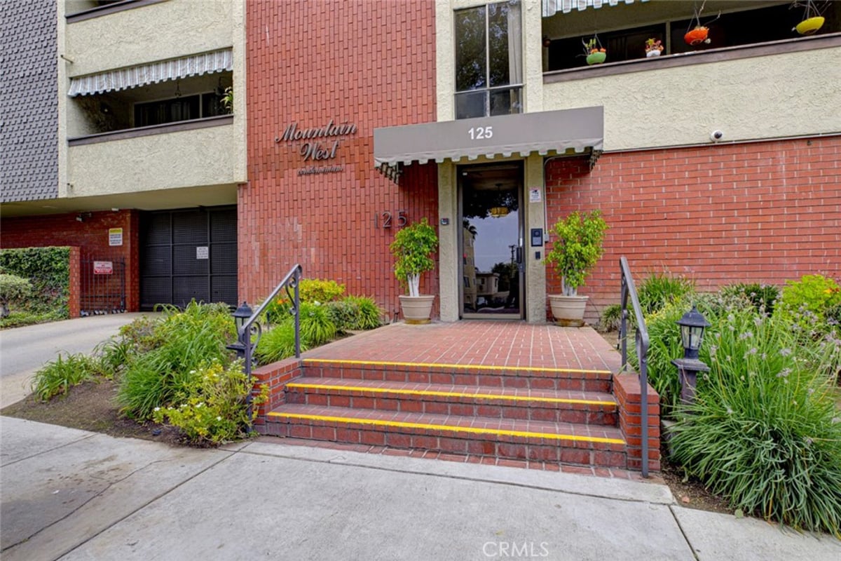 125 W Mountain Street 216, Glendale, CA 91202 — photo 1 of 33