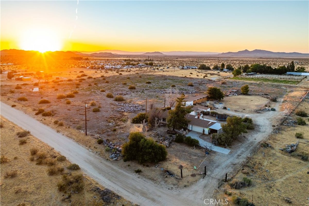 20539 E Avenue R, Palmdale, CA 93591 — photo 1 of 55