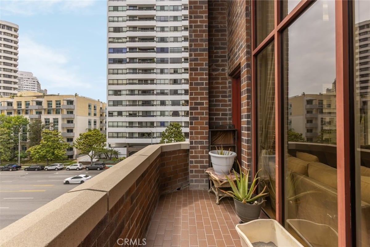 10550 Wilshire Boulevard 302, Los Angeles, CA 90024 — photo 1 of 50