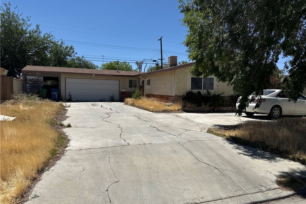 45509 Saigon, Lancaster, CA 93534 — photo 1 of 2