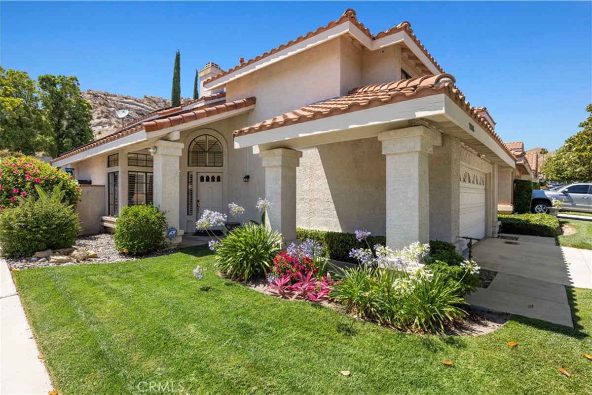 29065 Marilyn Dr, Canyon Country, CA 91387 — photo 1 of 27