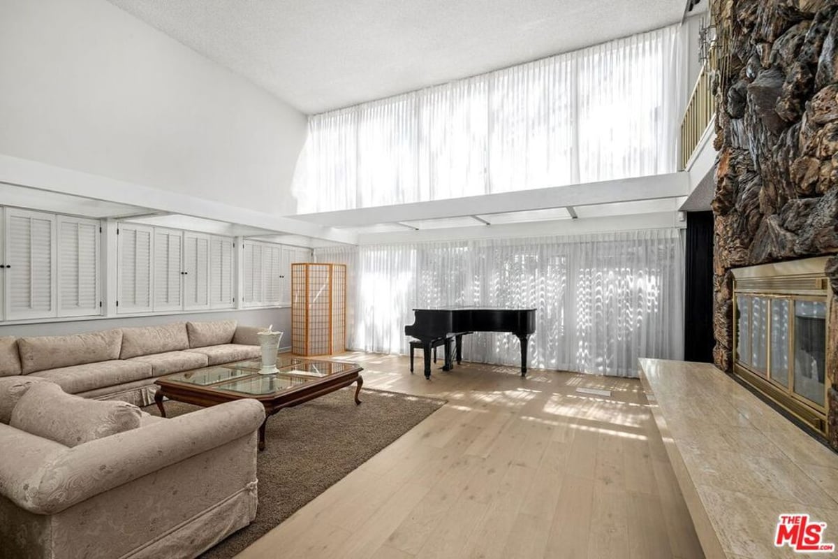 6505 S Halm Avenue, Los Angeles, CA 90056 — photo 1 of 40