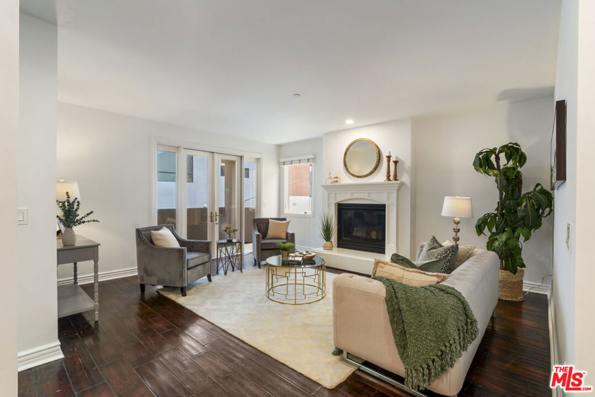 5057 Maplewood Avenue 202, Los Angeles, CA 90004 — photo 1 of 15