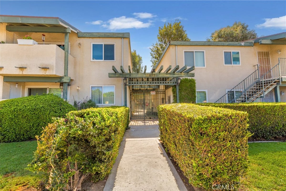 10636 Woodley Avenue 34, Granada Hills, CA 91344 — photo 1 of 12