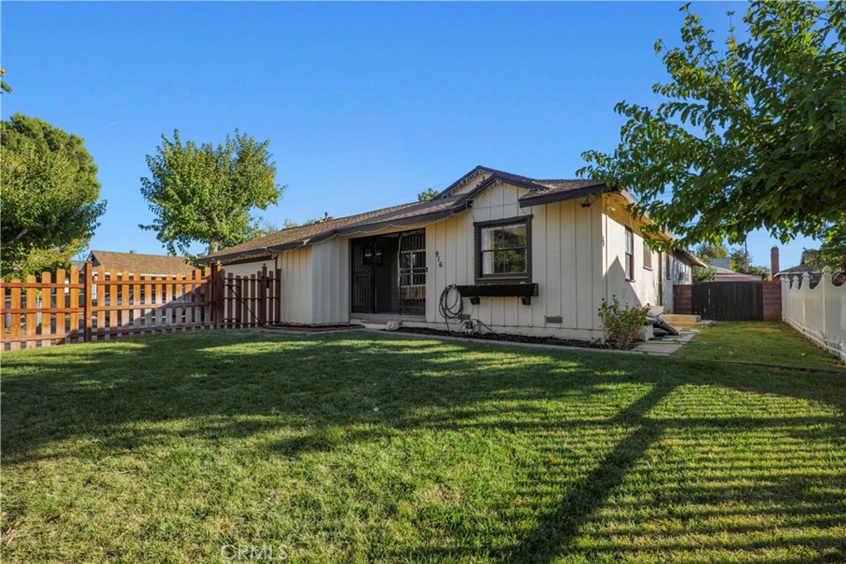 916 W Avenue J8, Lancaster, CA 93534 — photo 1 of 23