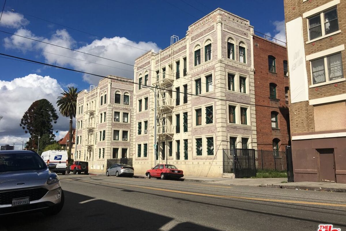 2121 James M Wood Boulevard 201, Los Angeles, CA 90006 — photo 1 of 17