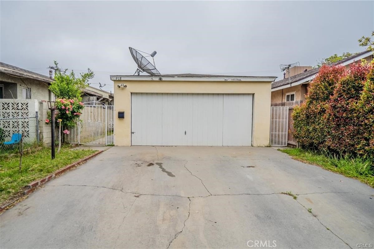 918 S Oak Street, Inglewood, CA 90301 — photo 1 of 14