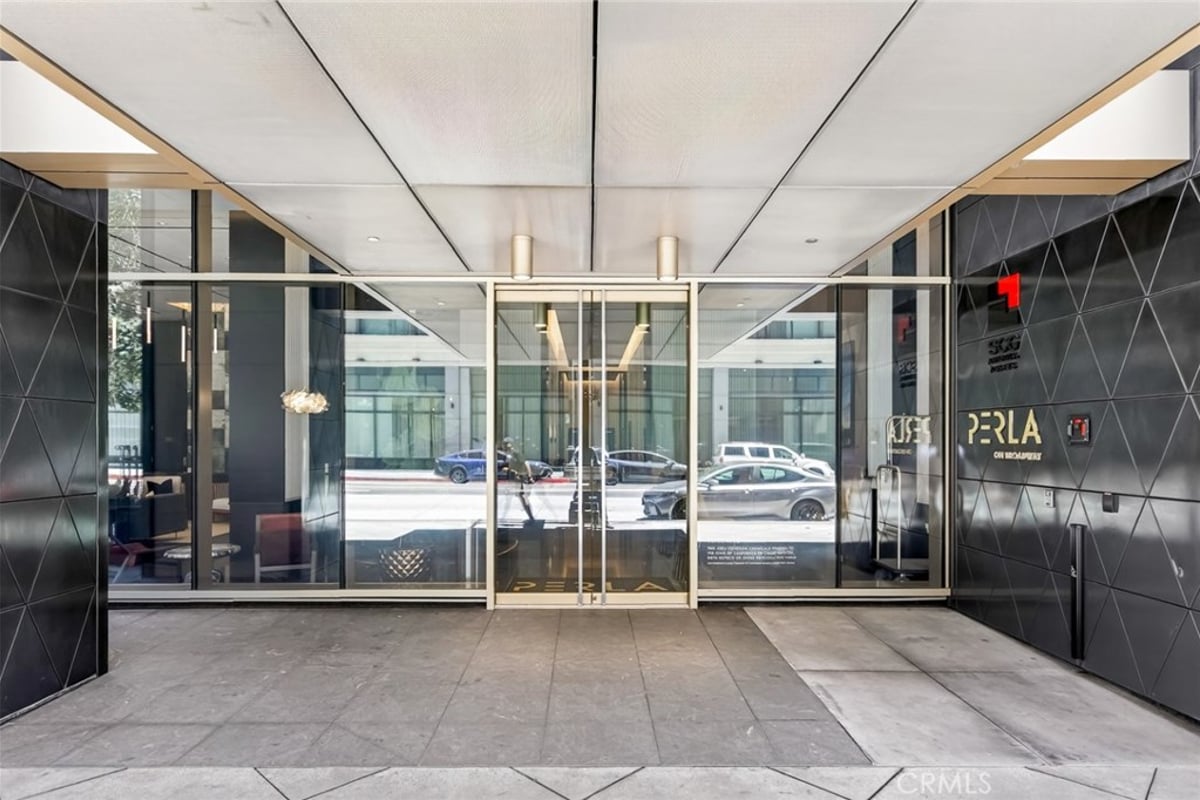 400 S Broadway 1513, Los Angeles, CA 90013 — photo 1 of 29