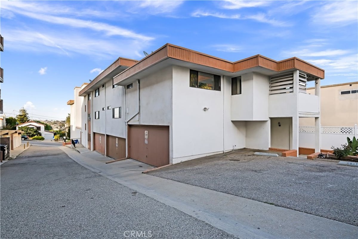 665 W 24th 315, San Pedro, CA 90731 — photo 1 of 14