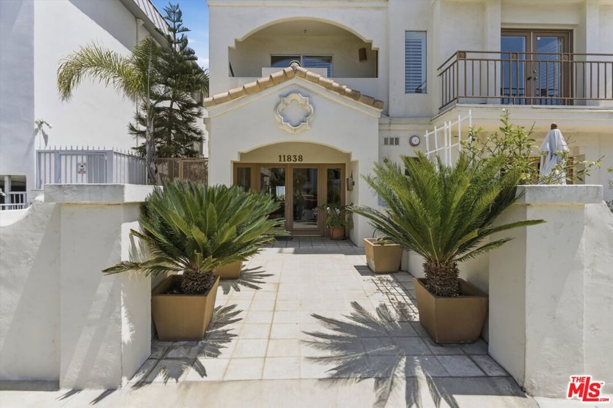 11838 Kiowa Avenue 203, Los Angeles, CA 90049 — photo 1 of 25