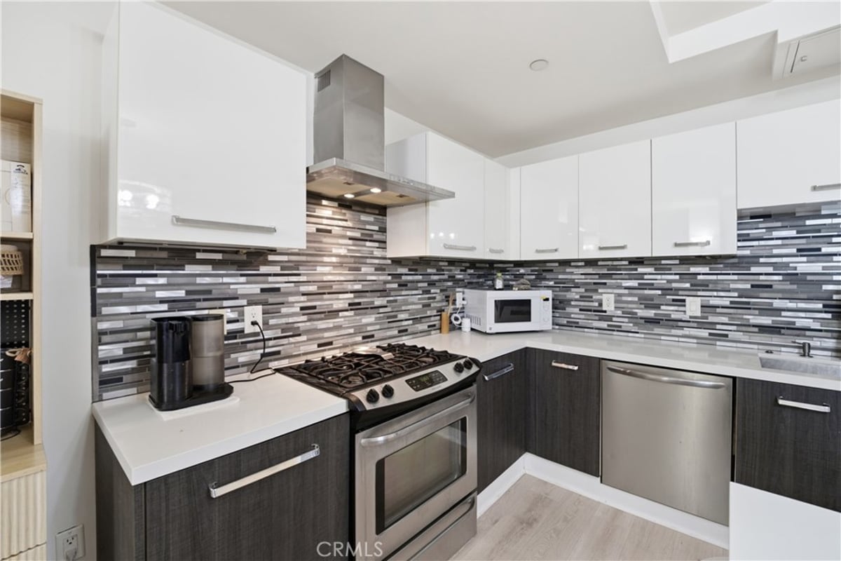 433 Pine Avenue 201, Long Beach, CA 90802 — photo 1 of 4
