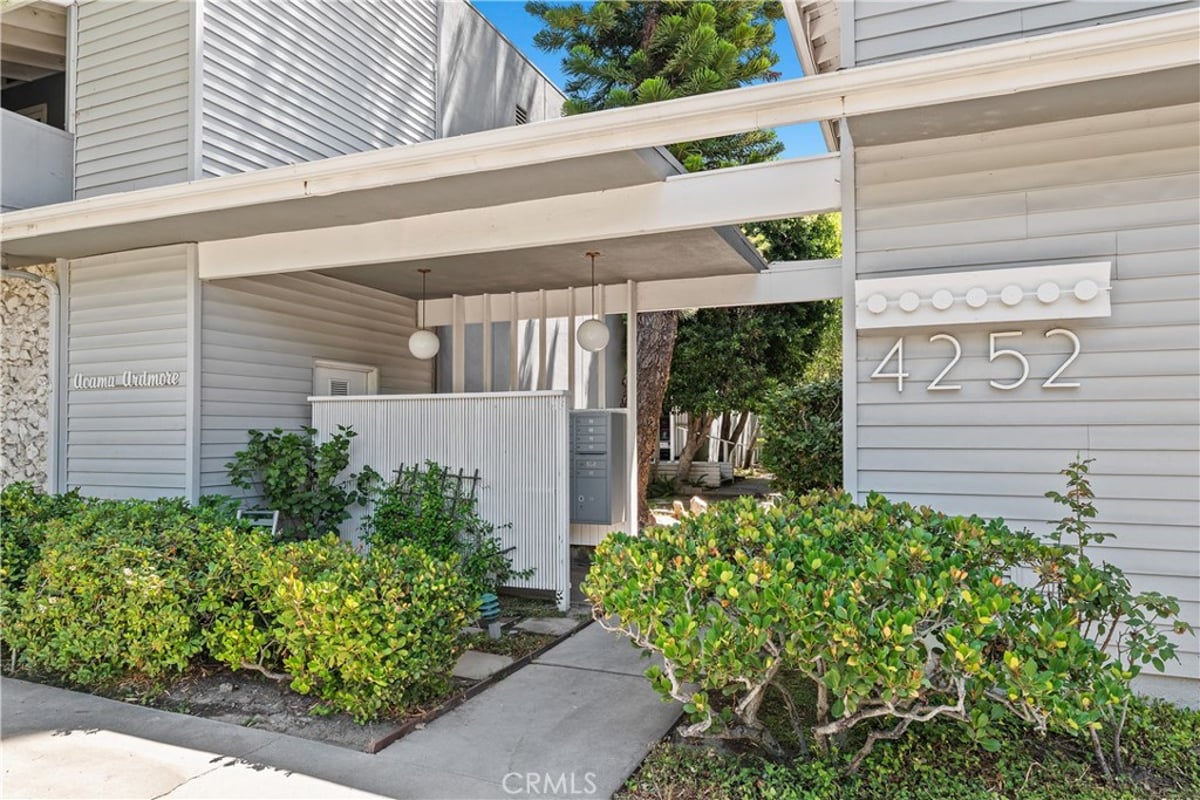 4252 fair Avenue 22, Studio City, CA 91602 — photo 1 of 32
