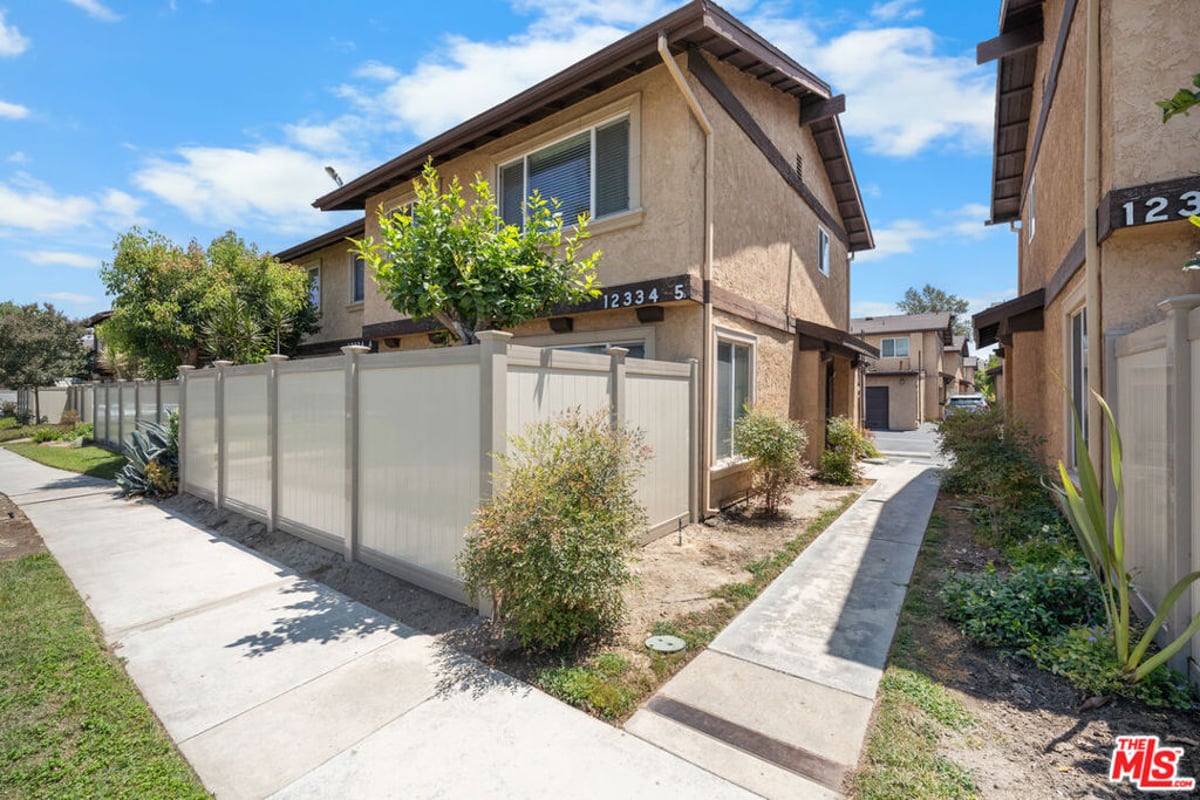 12334 Runnymede Street 5, North Hollywood, CA 91605 — photo 1 of 25