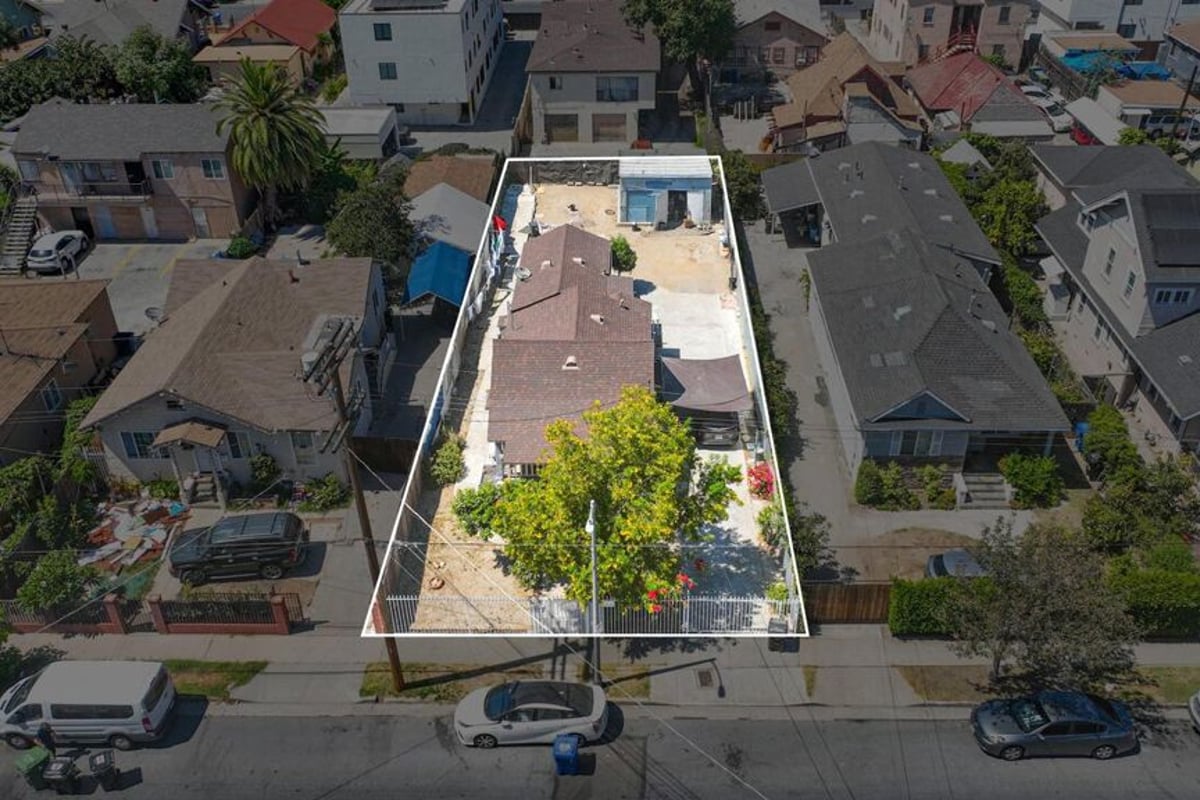1525 W 37th Street, Los Angeles, CA 90018 — photo 1 of 8