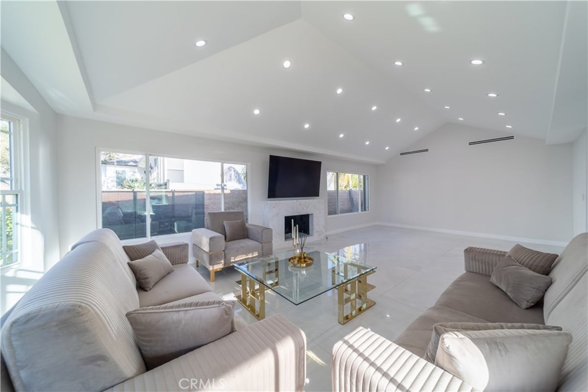 902 E WALNUT Avenue, Burbank, CA 91501 — photo 1 of 33