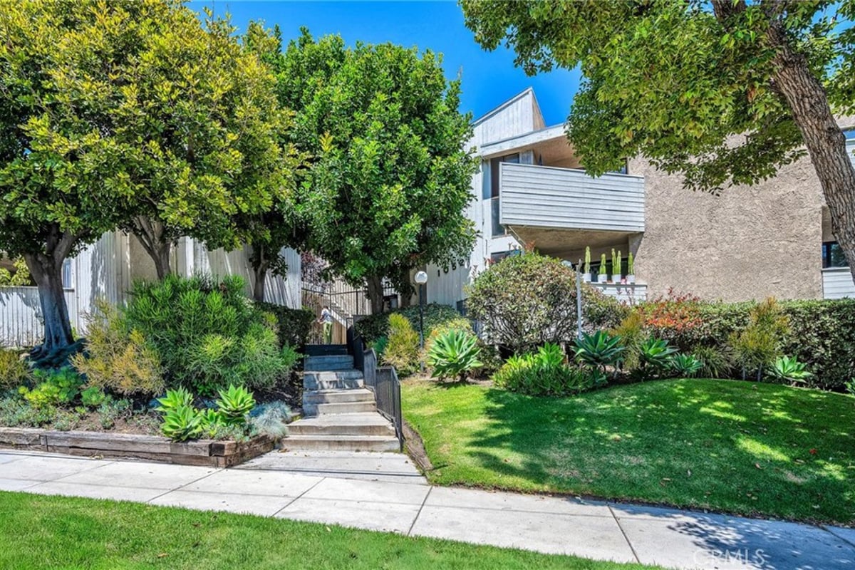 10521 National Blvd. 213, Los Angeles, CA 90034 — photo 1 of 25