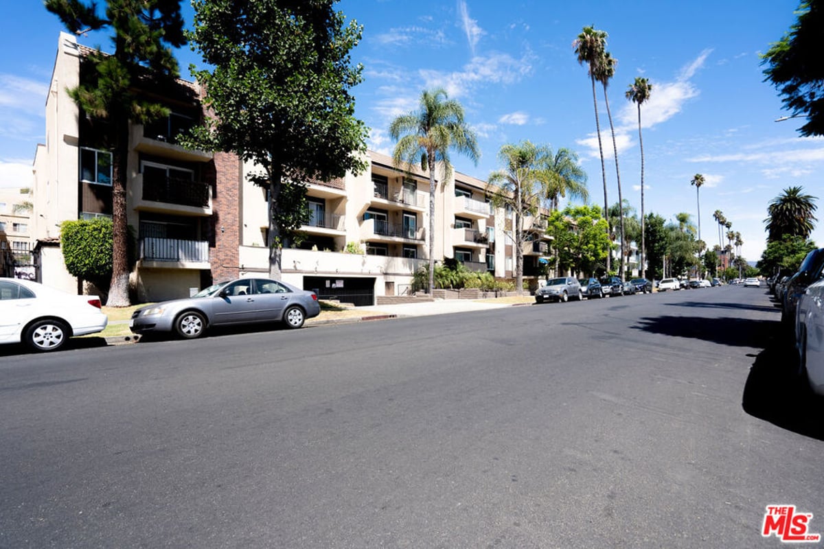433 S Manhattan Place 108, Los Angeles, CA 90020 — photo 1 of 36