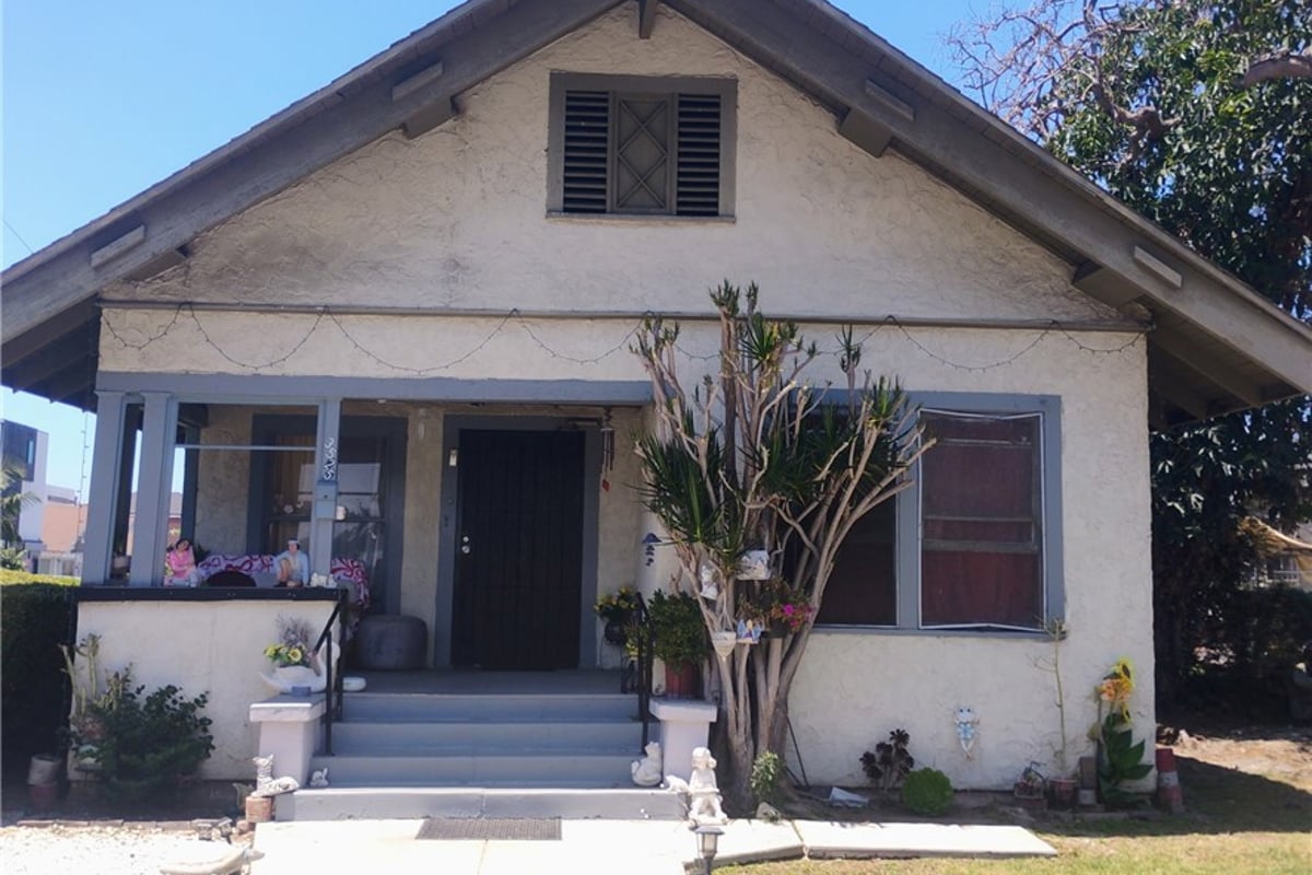 3525 RAYMOND, Los Angeles, CA 90007 — photo 1 of 6
