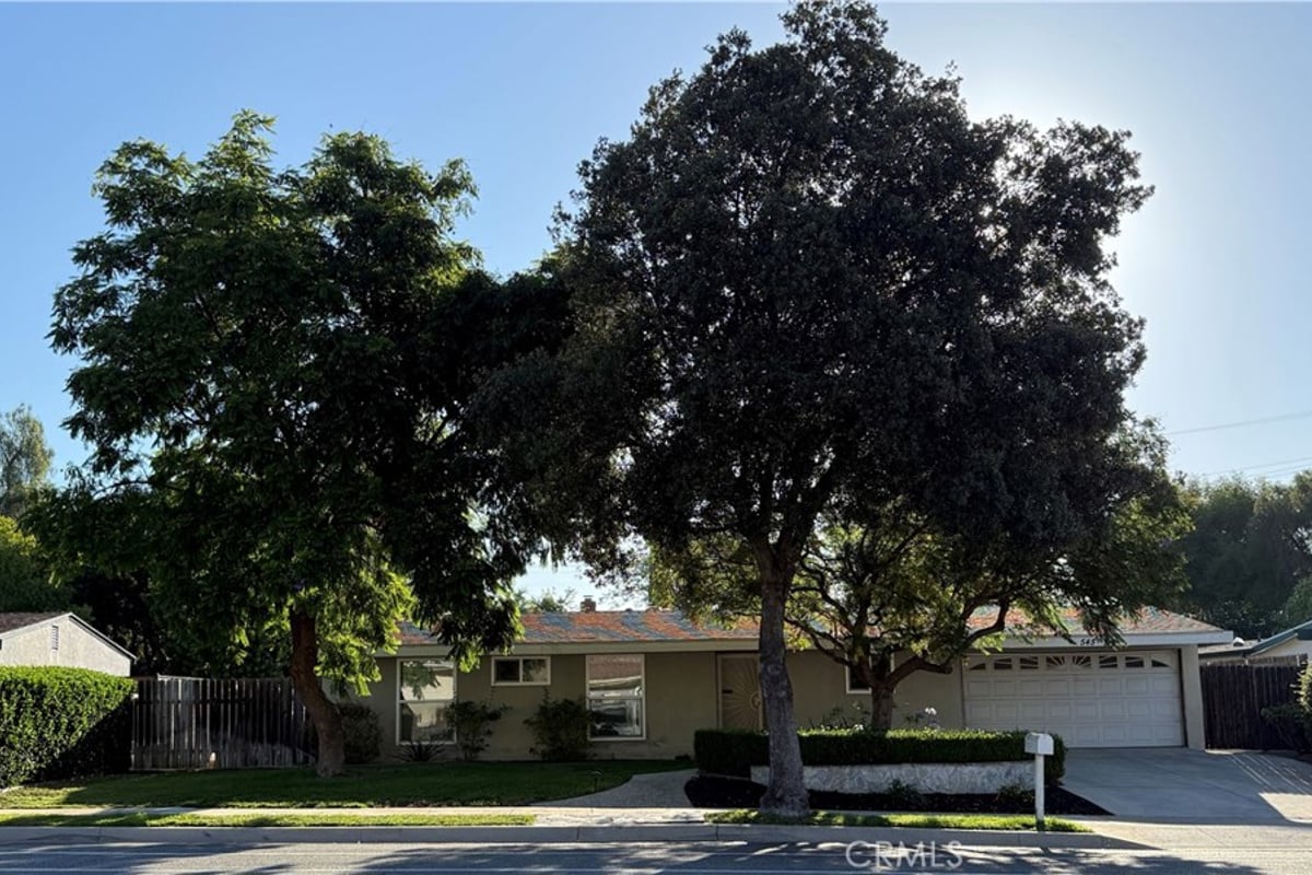 545 E Gainsborough Road, Thousand Oaks, CA 91360 — photo 1 of 21