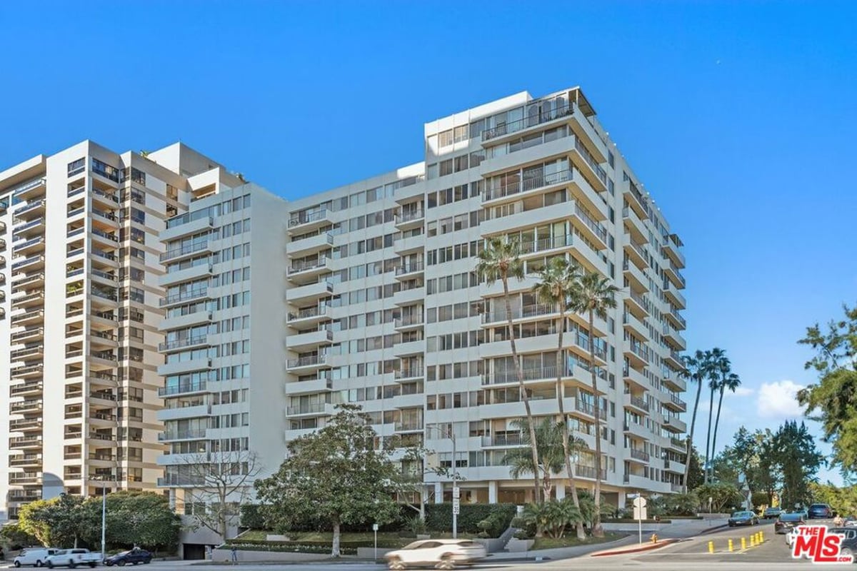 10433 Wilshire Boulevard 602, Los Angeles, CA 90024 — photo 1 of 15