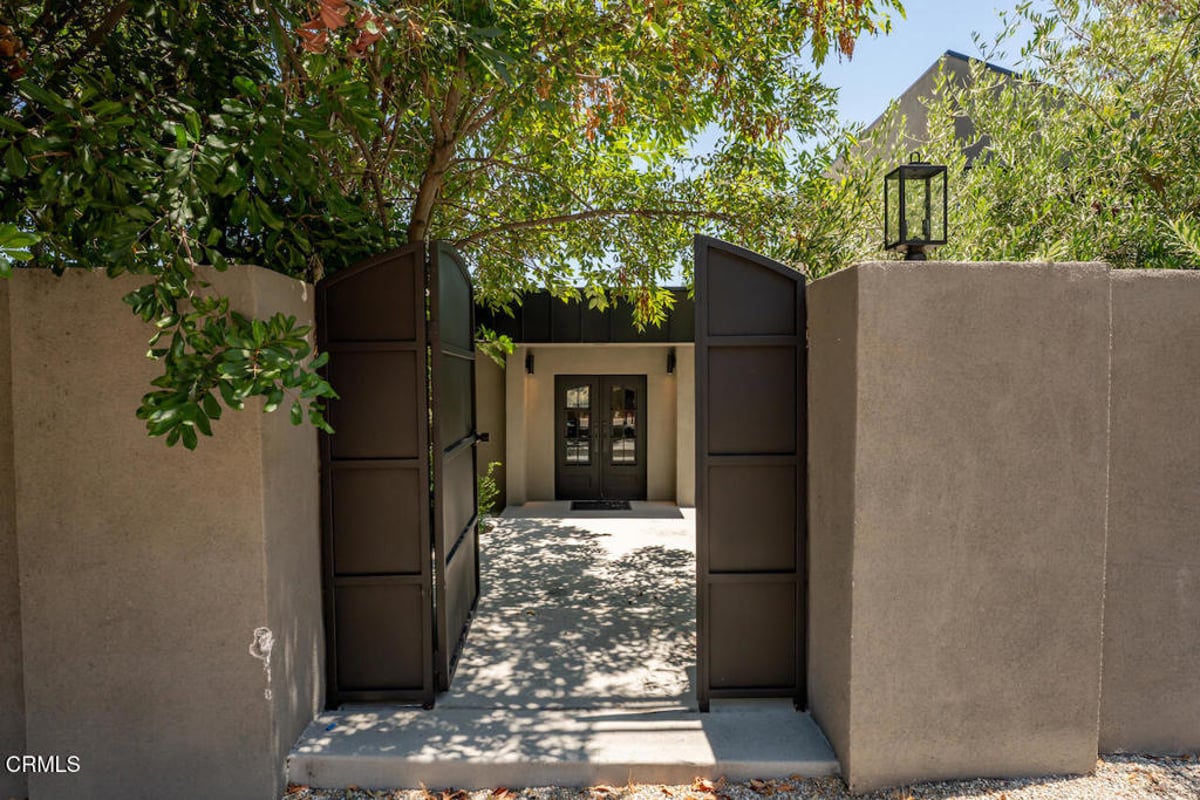 3250 Coldwater Canyon Avenue, Los Angeles, CA 91604 — photo 1 of 34