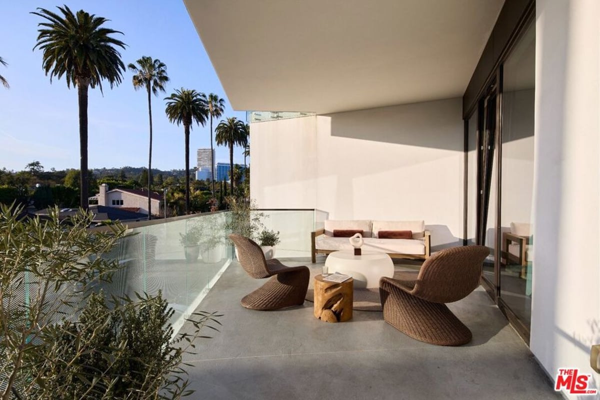 702 N Doheny Drive 301, West Hollywood, CA 90069 — photo 1 of 8
