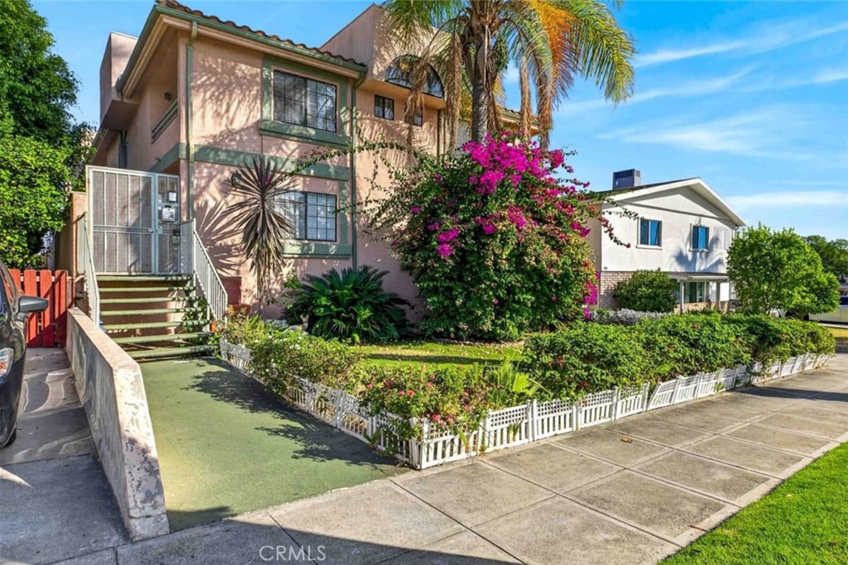 722 E Orange Grove Avenue D, Burbank, CA 91501 — photo 1 of 45