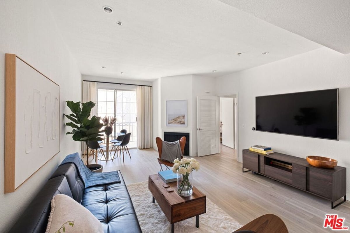 585 N Rossmore Avenue 506, Los Angeles, CA 90004 — photo 1 of 14