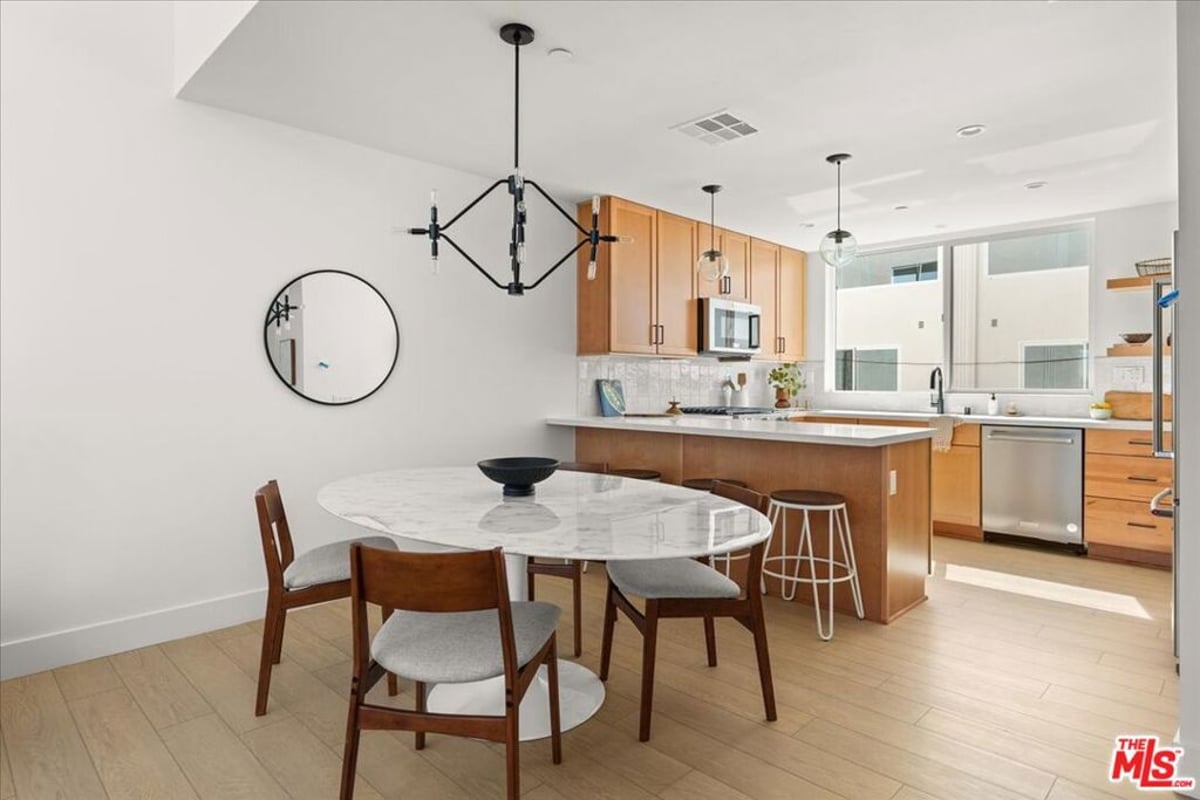 11212 W Victory Boulevard 7, Los Angeles, CA 91606 — photo 1 of 22