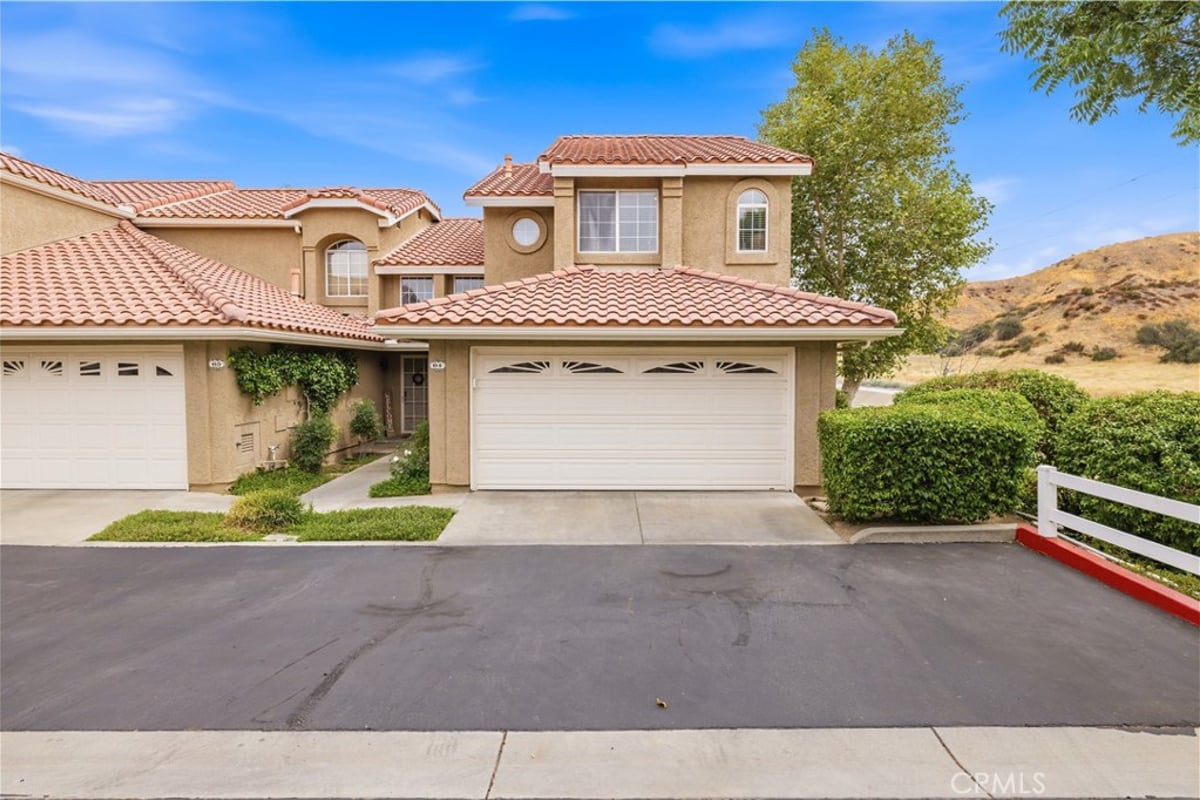 28148 Bobwhite Circle 64, Saugus, CA 91350 — photo 1 of 34