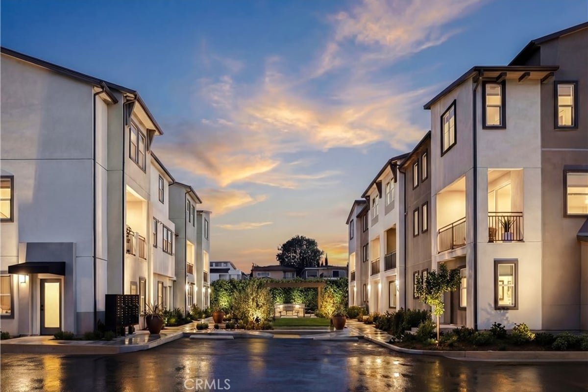 12719 Azure Way 24, Hawthorne, CA 90250 — photo 1 of 10