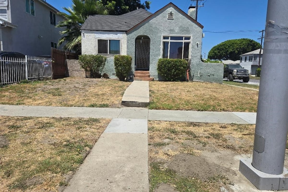 759 E 84th, Los Angeles, CA 90001 — photo 1 of 13