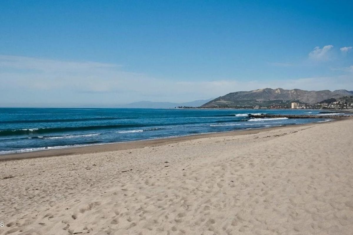 924 Woodstock Lane, Ventura, CA 93001 — photo 1 of 25