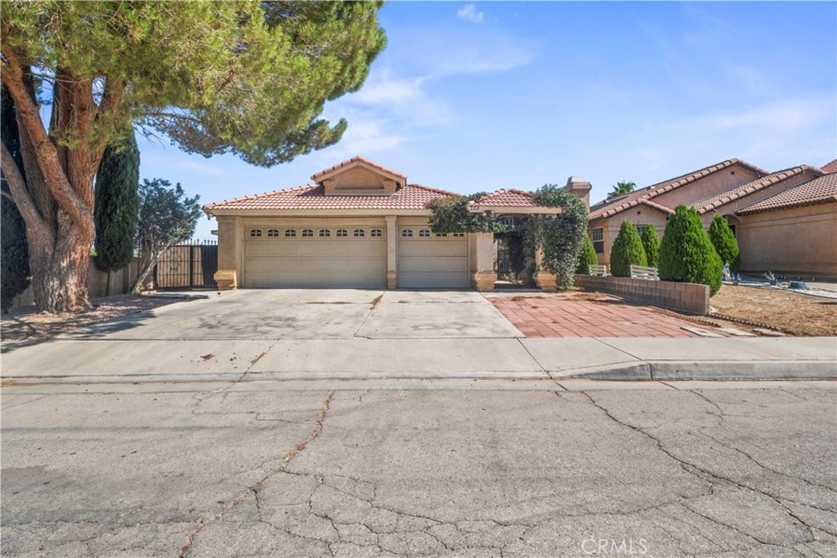 733 E Avenue J12, Lancaster, CA 93535 — photo 1 of 36