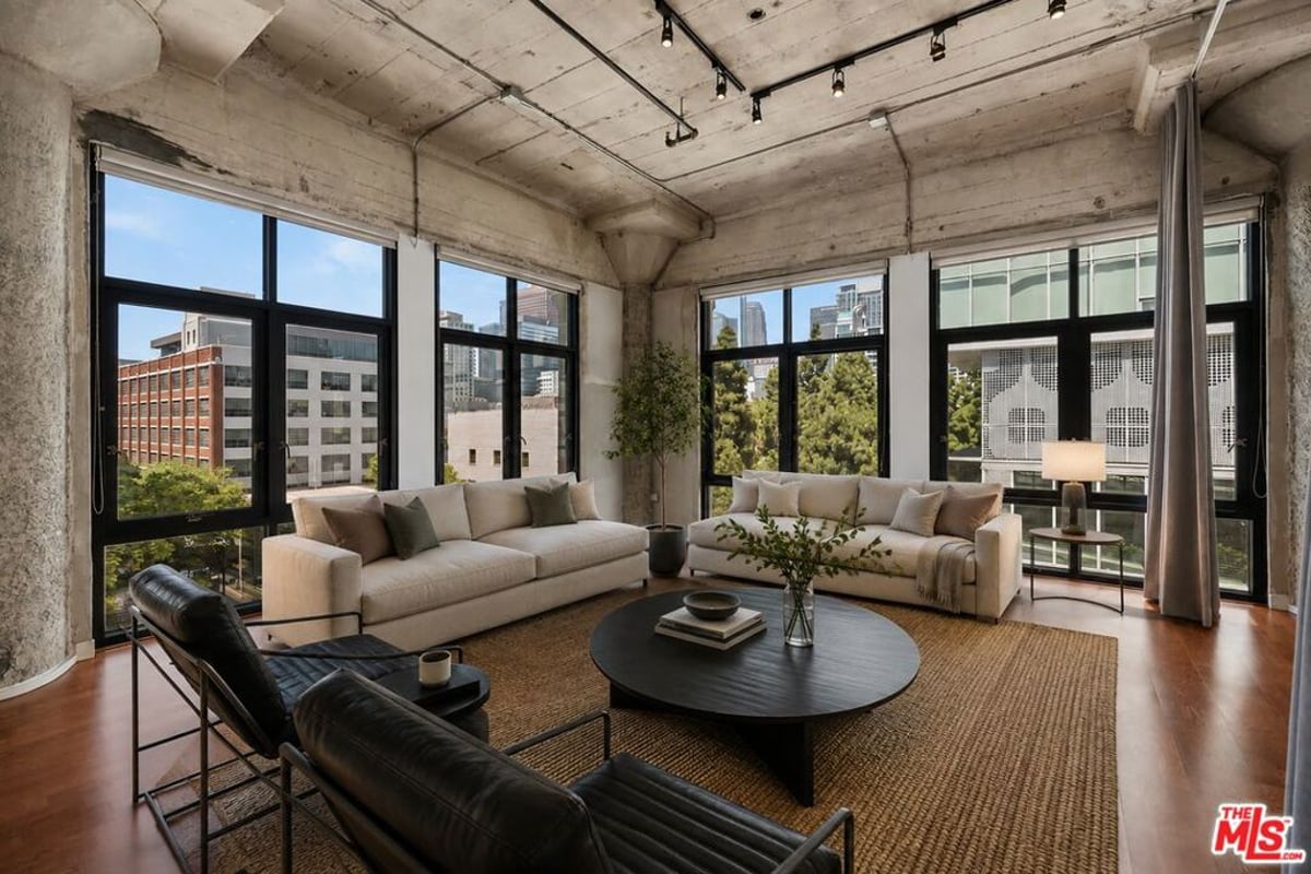 330 W 11th Street 406, Los Angeles, CA 90015 — photo 1 of 49