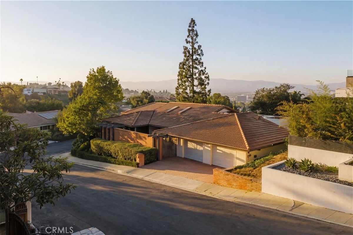 16347 Mandalay Drive, Encino, CA 91436 — photo 1 of 44