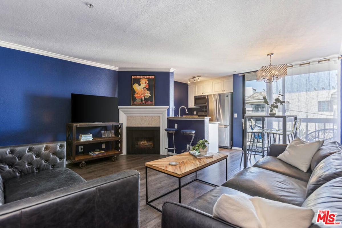 7320 Hawthorn Avenue 215, Los Angeles, CA 90046 — photo 1 of 24